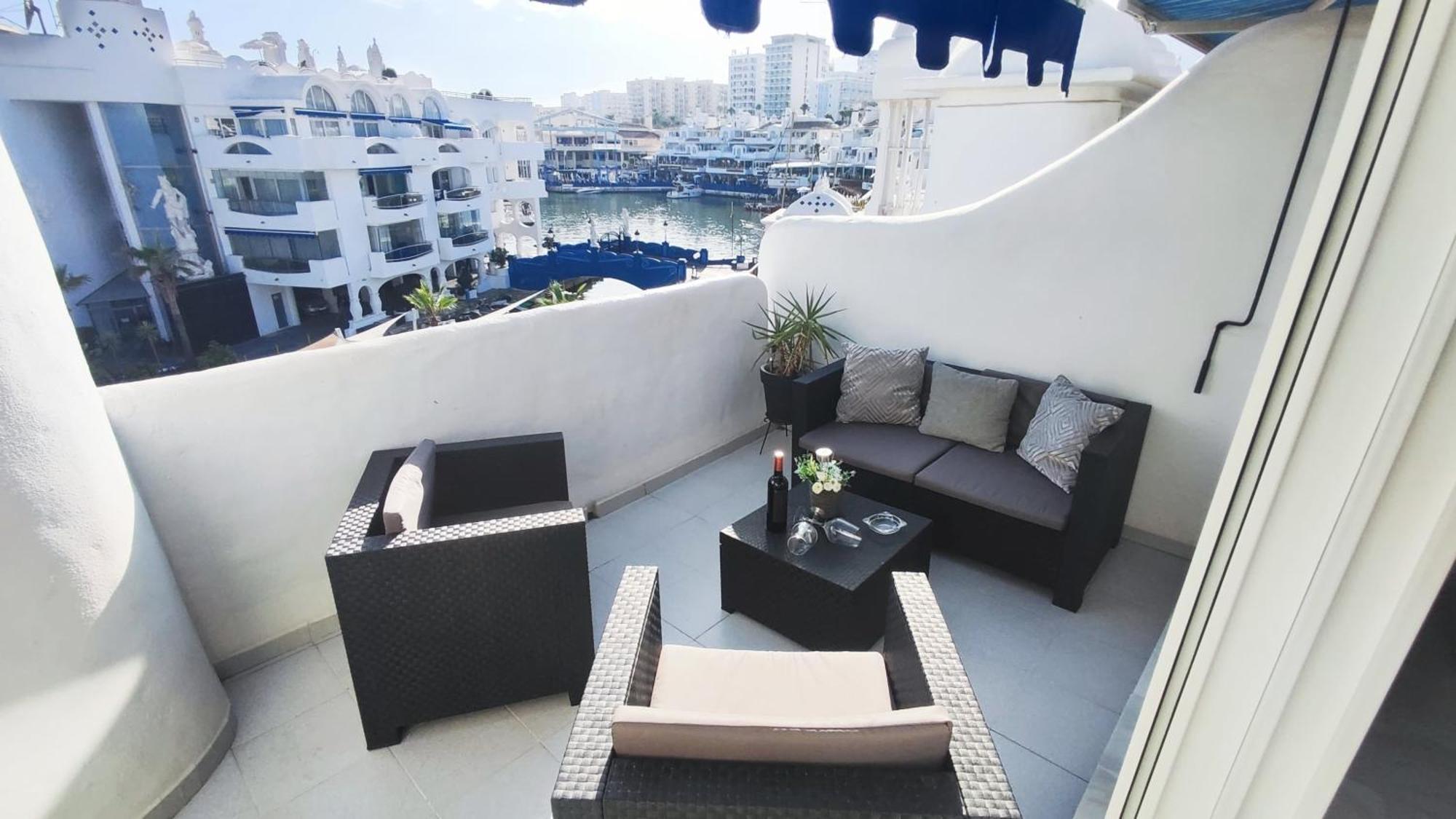 Apartment In Puerto Marina With Beautiful Views Of The Sea And The Boats เบนัลมาเดนา ภายนอก รูปภาพ